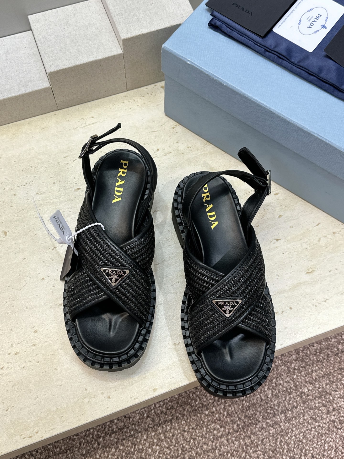 顶级版 PRADA 普拉达 2026春夏新款草编交叉带厚底低跟休闲女鞋 P家字母logo标志性徽章三角标
