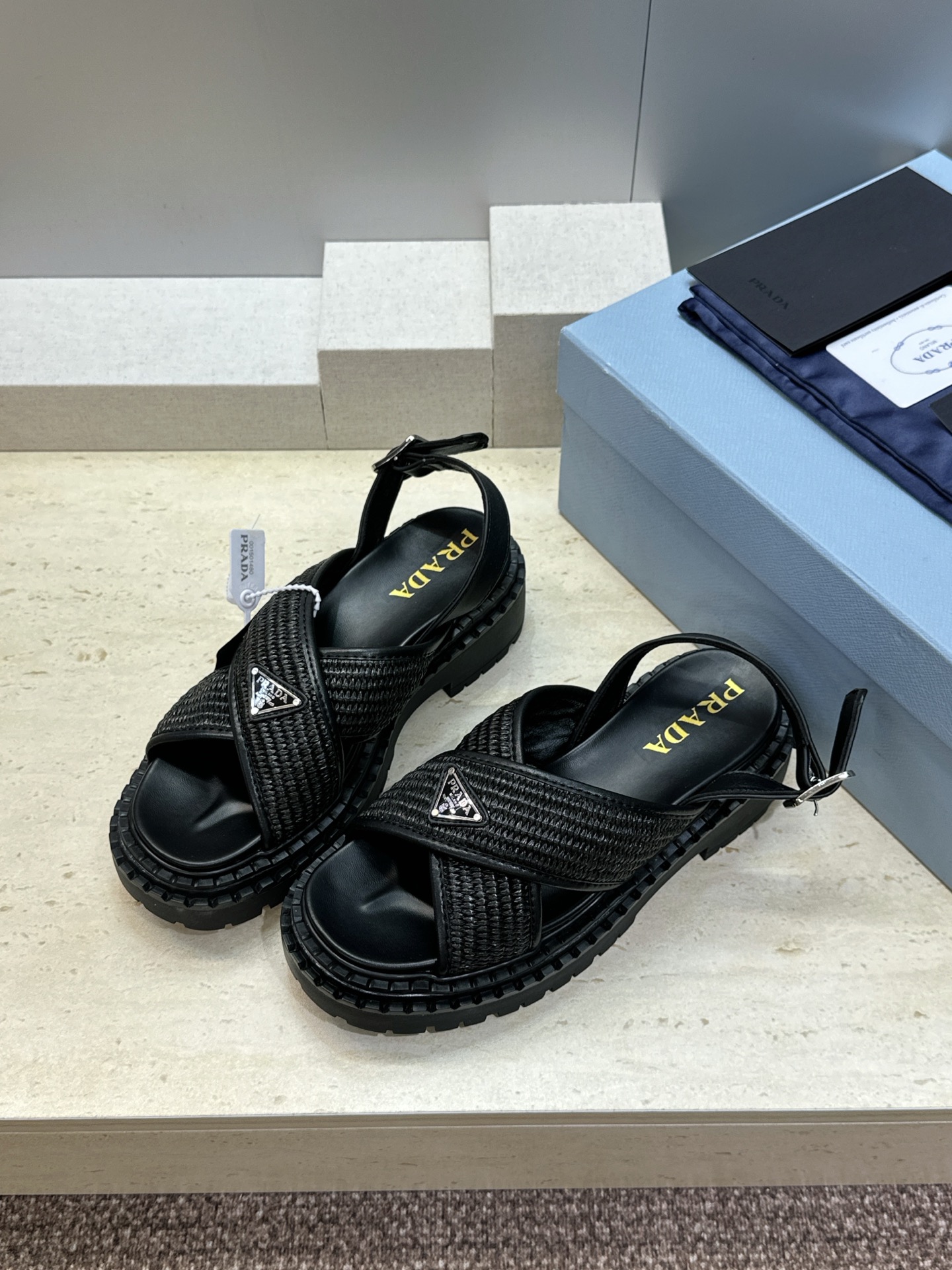 顶级版 PRADA 普拉达 2026春夏新款草编交叉带厚底低跟休闲女鞋 P家字母logo标志性徽章三角标