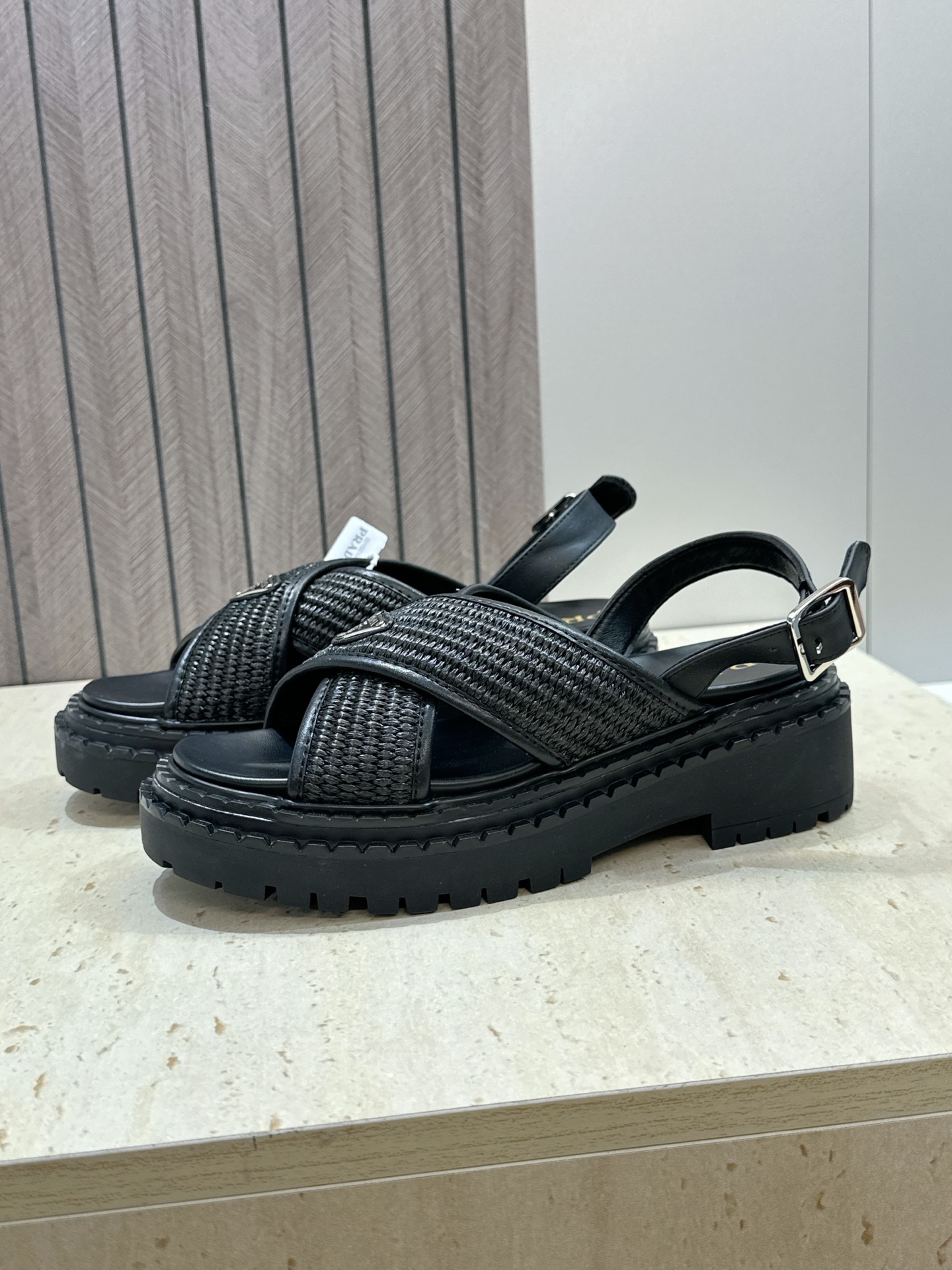 顶级版 PRADA 普拉达 2026春夏新款草编交叉带厚底低跟休闲女鞋 P家字母logo标志性徽章三角标