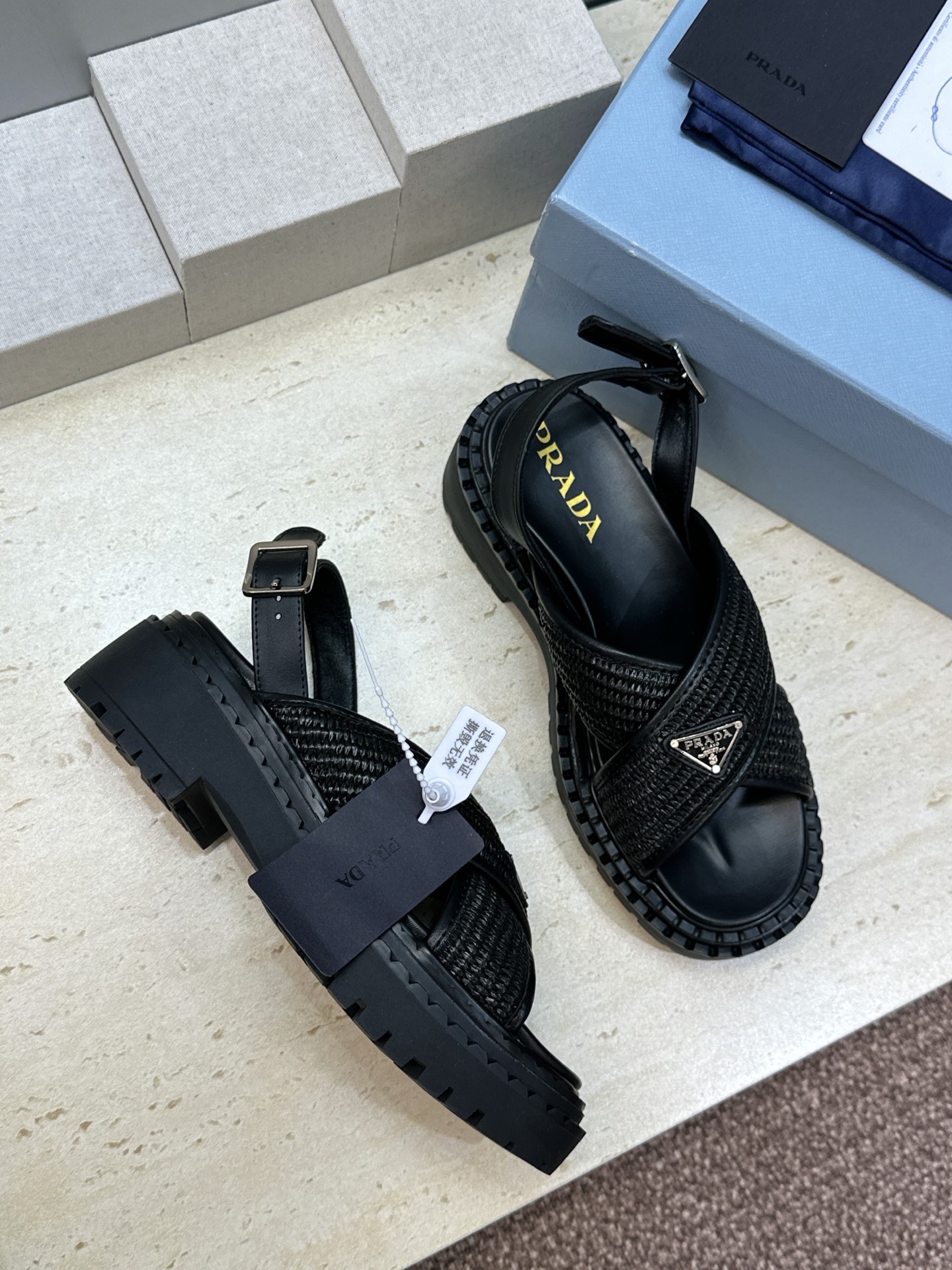 顶级版 PRADA 普拉达 2026春夏新款草编交叉带厚底低跟休闲女鞋 P家字母logo标志性徽章三角标