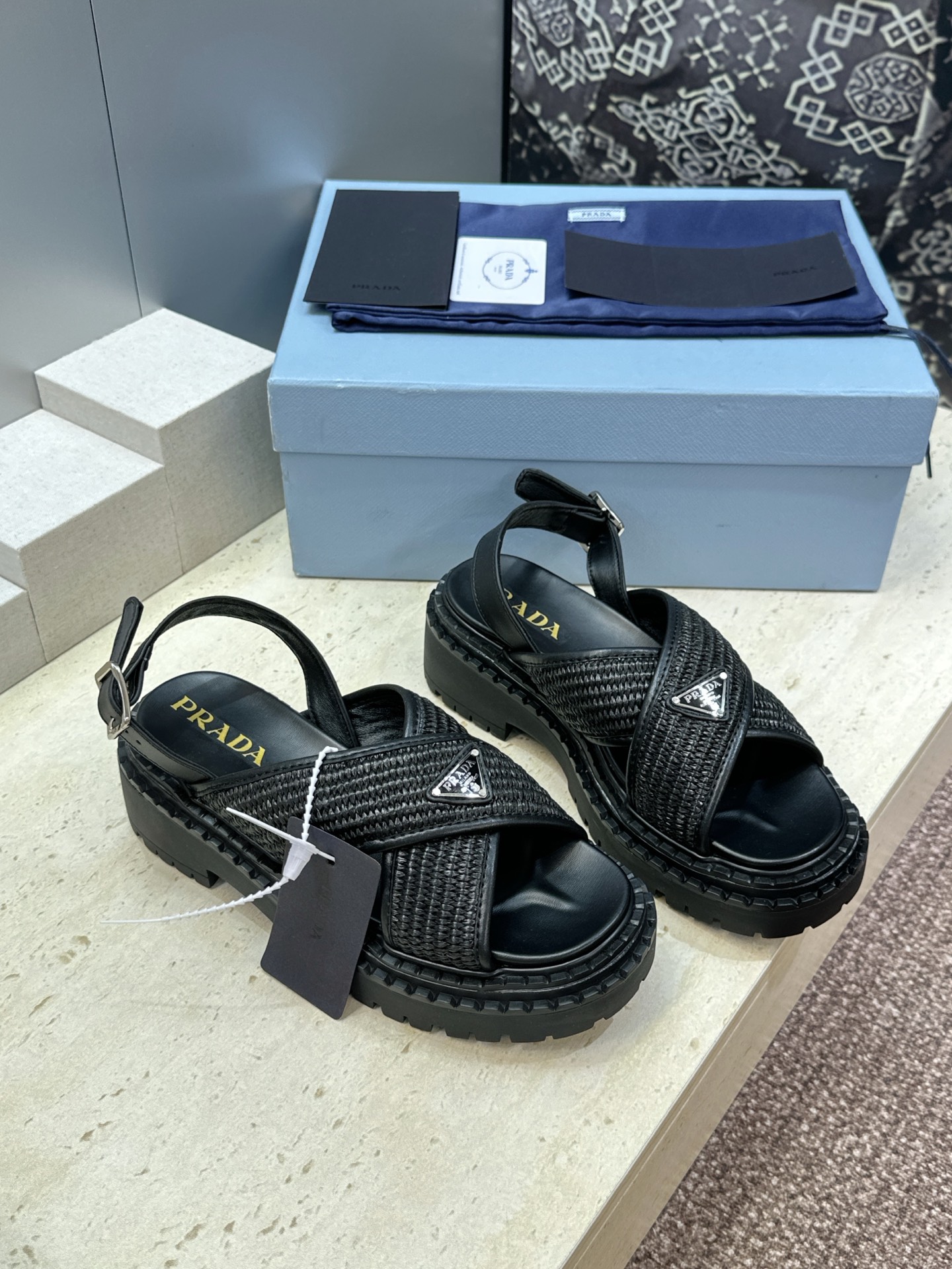 顶级版 PRADA 普拉达 2026春夏新款草编交叉带厚底低跟休闲女鞋 P家字母logo标志性徽章三角标