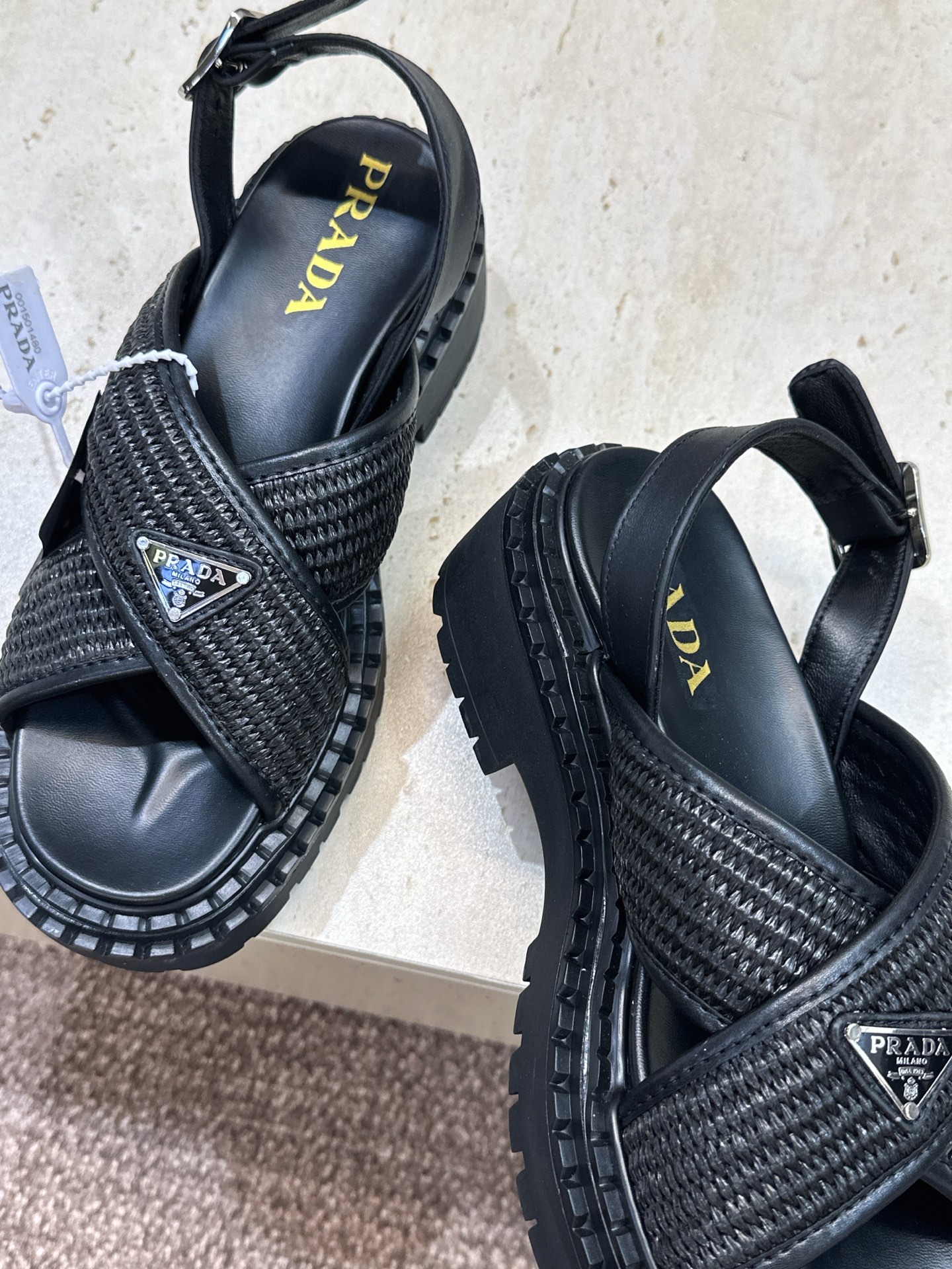 顶级版 PRADA 普拉达 2026春夏新款草编交叉带厚底低跟休闲女鞋 P家字母logo标志性徽章三角标