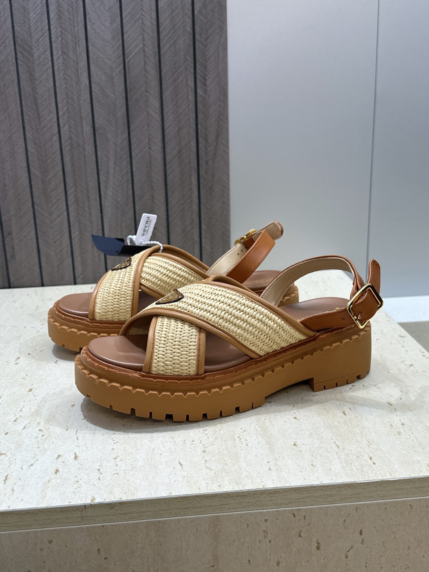 顶级版 PRADA 普拉达 2026春夏新款草编交叉带厚底低跟休闲女鞋 P家字母logo标志性徽章三角标