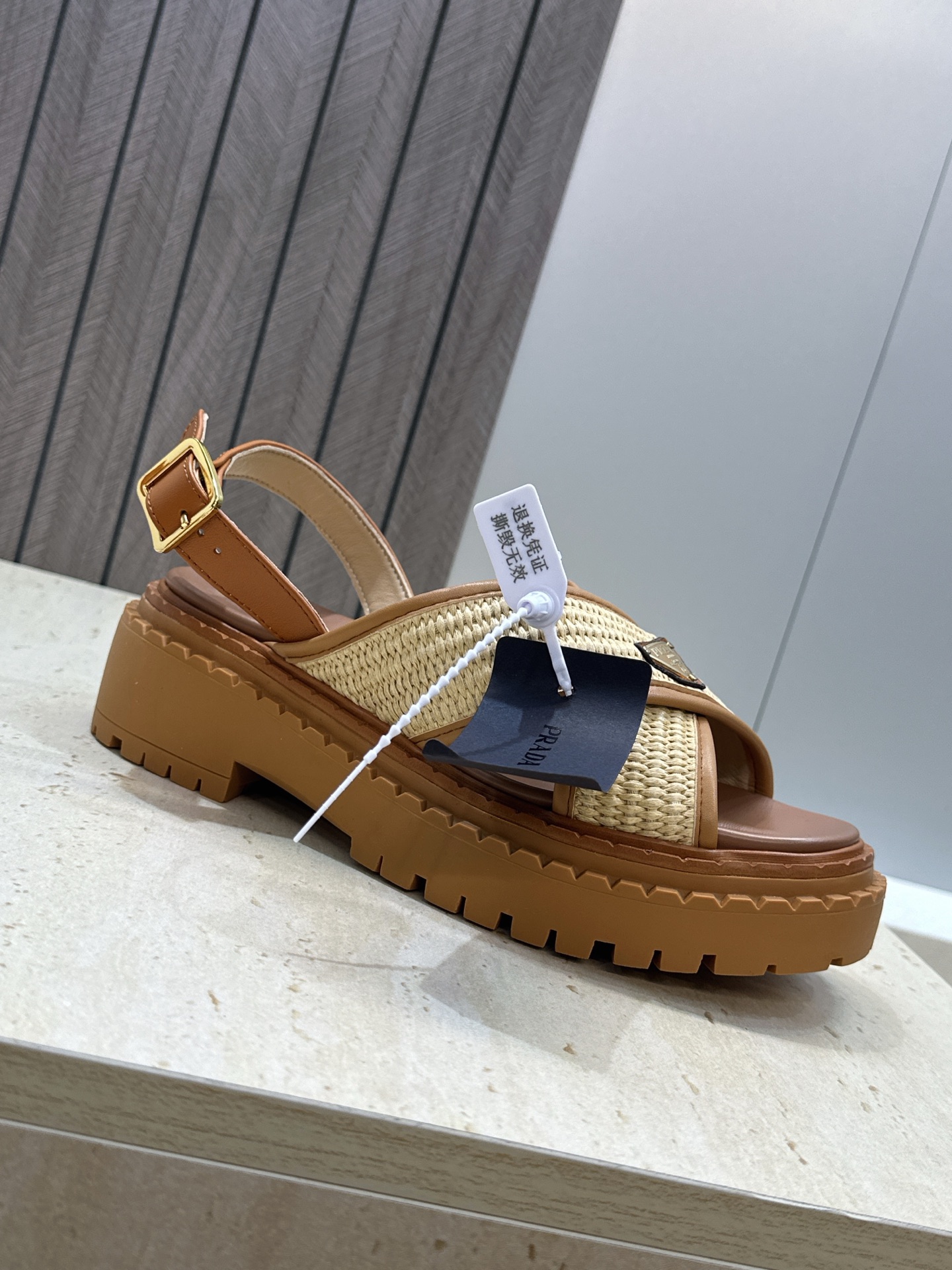 顶级版 PRADA 普拉达 2026春夏新款草编交叉带厚底低跟休闲女鞋 P家字母logo标志性徽章三角标