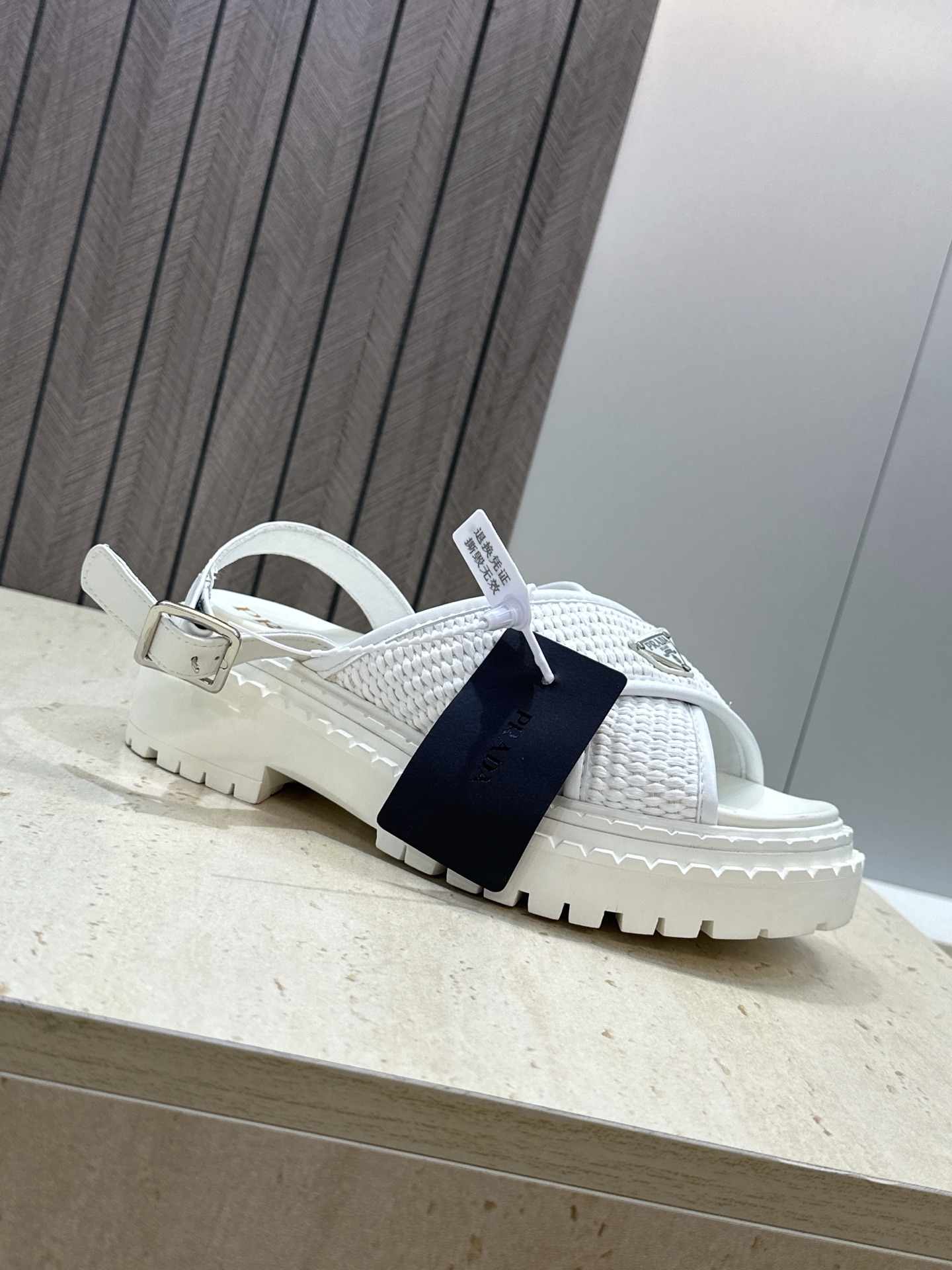 顶级版 PRADA 普拉达 2026春夏新款草编交叉带厚底低跟休闲女鞋 P家字母logo标志性徽章三角标