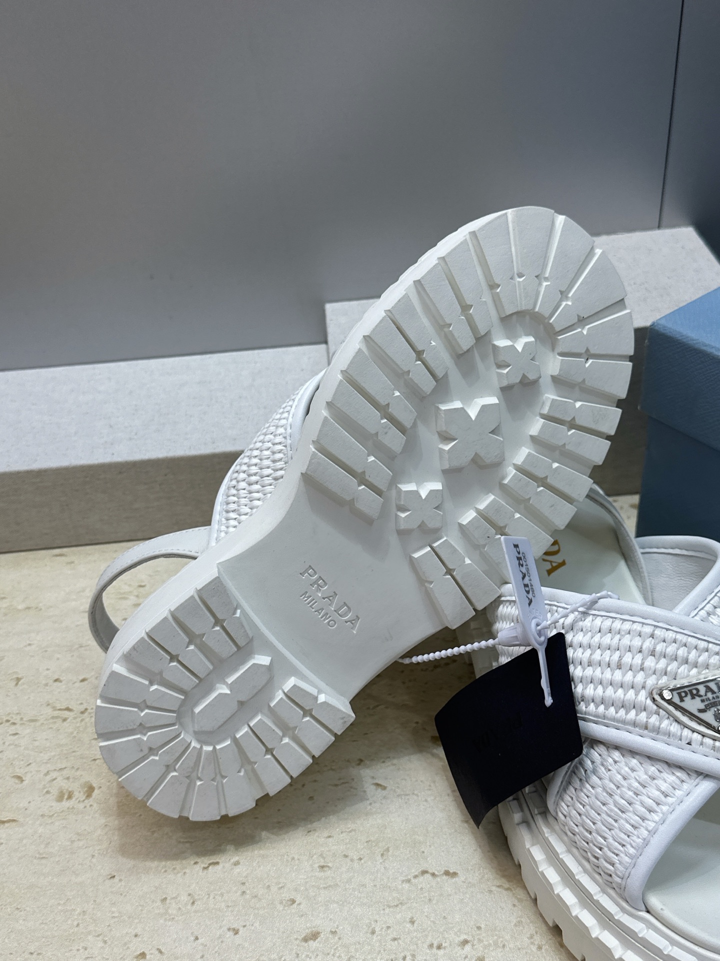 顶级版 PRADA 普拉达 2026春夏新款草编交叉带厚底低跟休闲女鞋 P家字母logo标志性徽章三角标