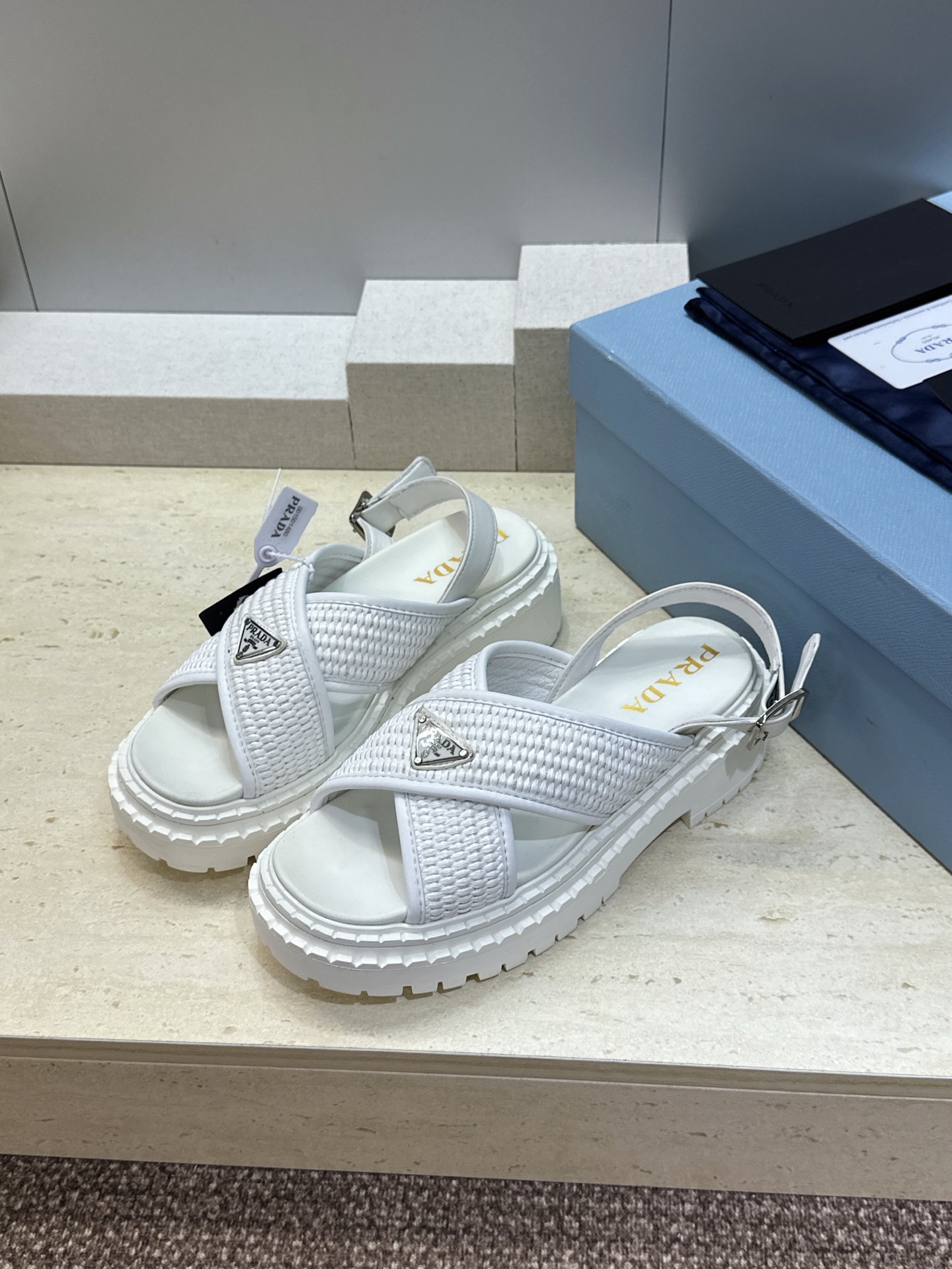 顶级版 PRADA 普拉达 2026春夏新款草编交叉带厚底低跟休闲女鞋 P家字母logo标志性徽章三角标