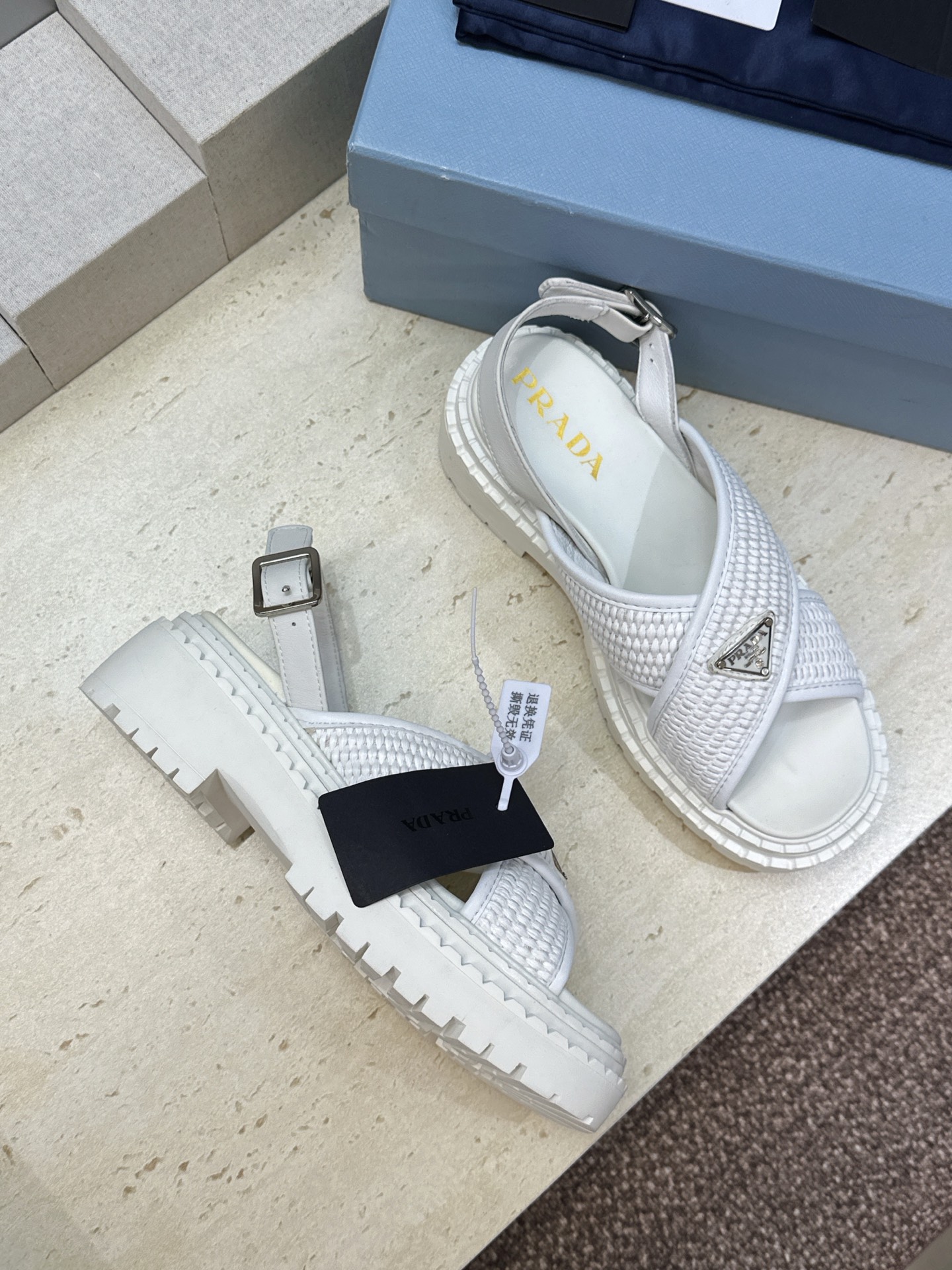 顶级版 PRADA 普拉达 2026春夏新款草编交叉带厚底低跟休闲女鞋 P家字母logo标志性徽章三角标