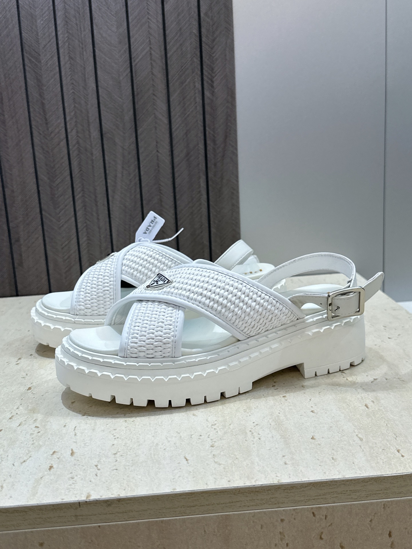 顶级版 PRADA 普拉达 2026春夏新款草编交叉带厚底低跟休闲女鞋 P家字母logo标志性徽章三角标