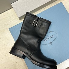 Prada 普拉达 2026秋冬新款游牧风格中筒机车女靴 P家字母logo五金扣低跟圆头一脚蹬马丁骑士军 Prada 普拉达 2026秋冬新款游牧风格中筒机车女靴 P家字母logo五金扣低跟圆头一脚蹬马丁骑士军