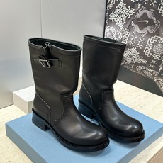 Prada 普拉达 2026秋冬新款游牧风格中筒机车女靴 P家字母logo五金扣低跟圆头一脚蹬马丁骑士军 Prada 普拉达 2026秋冬新款游牧风格中筒机车女靴 P家字母logo五金扣低跟圆头一脚蹬马丁骑士军
