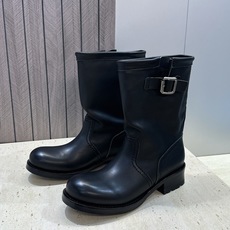 Prada 普拉达 2026秋冬新款游牧风格中筒机车女靴 P家字母logo五金扣低跟圆头一脚蹬马丁骑士军 Prada 普拉达 2026秋冬新款游牧风格中筒机车女靴 P家字母logo五金扣低跟圆头一脚蹬马丁骑士军