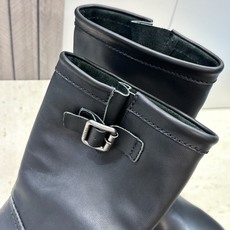Prada 普拉达 2026秋冬新款游牧风格中筒机车女靴 P家字母logo五金扣低跟圆头一脚蹬马丁骑士军 Prada 普拉达 2026秋冬新款游牧风格中筒机车女靴 P家字母logo五金扣低跟圆头一脚蹬马丁骑士军