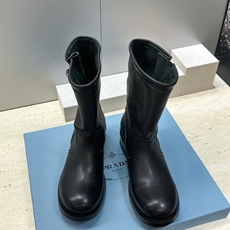 Prada 普拉达 2026秋冬新款游牧风格中筒机车女靴 P家字母logo五金扣低跟圆头一脚蹬马丁骑士军 Prada 普拉达 2026秋冬新款游牧风格中筒机车女靴 P家字母logo五金扣低跟圆头一脚蹬马丁骑士军