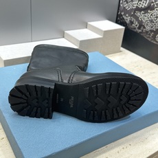 Prada 普拉达 2026秋冬新款游牧风格中筒机车女靴 P家字母logo五金扣低跟圆头一脚蹬马丁骑士军 Prada 普拉达 2026秋冬新款游牧风格中筒机车女靴 P家字母logo五金扣低跟圆头一脚蹬马丁骑士军