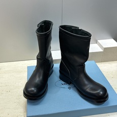 Prada 普拉达 2026秋冬新款游牧风格中筒机车女靴 P家字母logo五金扣低跟圆头一脚蹬马丁骑士军 Prada 普拉达 2026秋冬新款游牧风格中筒机车女靴 P家字母logo五金扣低跟圆头一脚蹬马丁骑士军