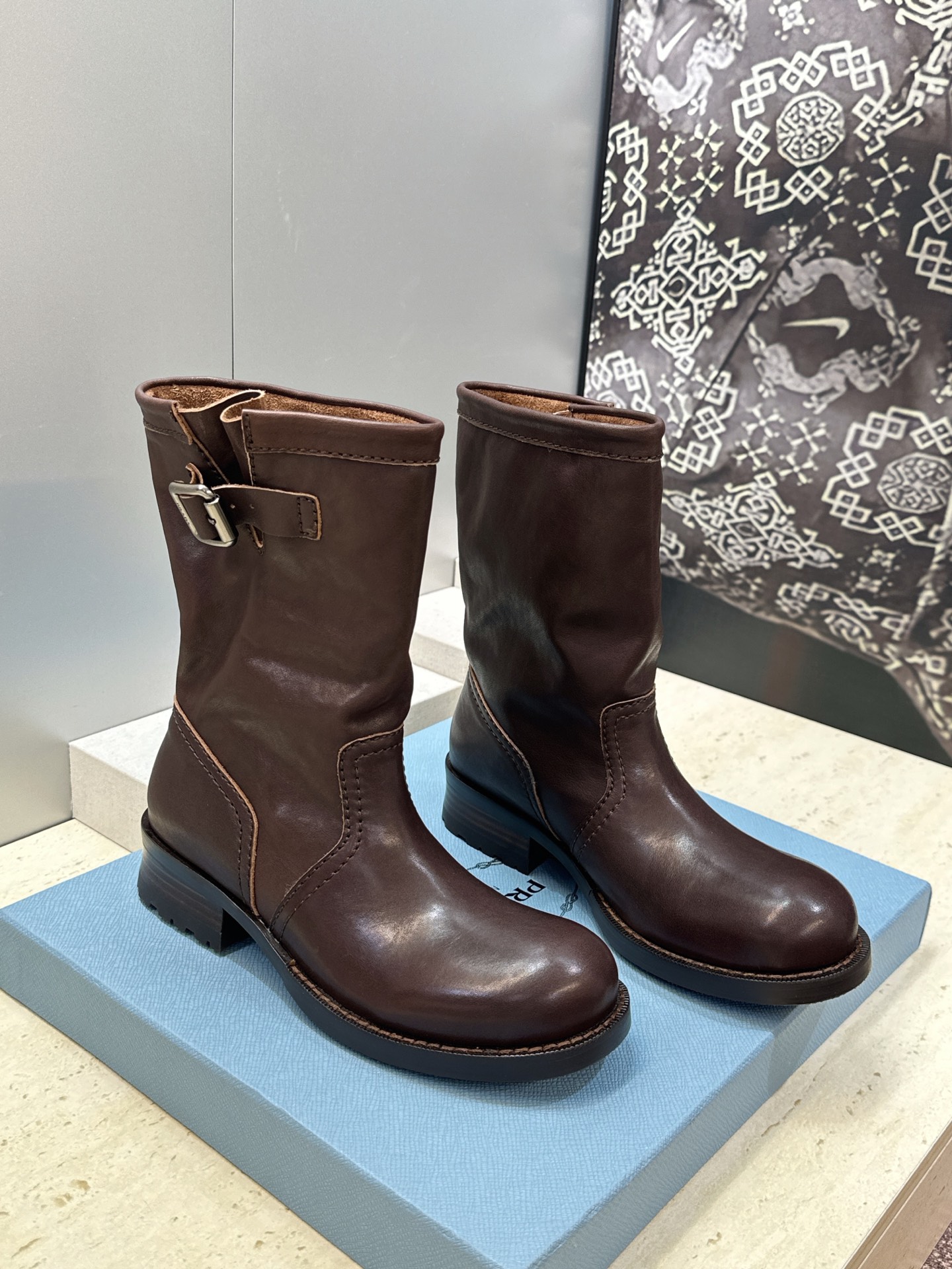 Prada 普拉达 2026秋冬新款游牧风格中筒机车女靴 P家字母logo五金扣低跟圆头一脚蹬马丁骑士军