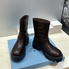 Prada 普拉达 2026秋冬新款游牧风格中筒机车女短靴 P家标志性徽章三角标字母logo五金皮带扣厚 Prada 普拉达 2026秋冬新款游牧风格中筒机车女短靴 P家标志性徽章三角标字母logo五金皮带扣厚