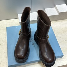 Prada 普拉达 2026秋冬新款游牧风格中筒机车女短靴 P家标志性徽章三角标字母logo五金皮带扣厚 Prada 普拉达 2026秋冬新款游牧风格中筒机车女短靴 P家标志性徽章三角标字母logo五金皮带扣厚
