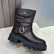 Prada 普拉达 2026秋冬新款游牧风格中筒机车女短靴 P家标志性徽章三角标字母logo五金皮带扣厚 Prada 普拉达 2026秋冬新款游牧风格中筒机车女短靴 P家标志性徽章三角标字母logo五金皮带扣厚