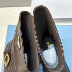 Prada 普拉达 2026秋冬新款游牧风格中筒机车女短靴 P家标志性徽章三角标字母logo五金皮带扣厚 Prada 普拉达 2026秋冬新款游牧风格中筒机车女短靴 P家标志性徽章三角标字母logo五金皮带扣厚