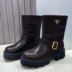 Prada 普拉达 2026秋冬新款游牧风格中筒机车女短靴 P家标志性徽章三角标字母logo五金皮带扣厚 Prada 普拉达 2026秋冬新款游牧风格中筒机车女短靴 P家标志性徽章三角标字母logo五金皮带扣厚