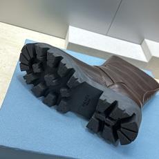 Prada 普拉达 2026秋冬新款游牧风格中筒机车女短靴 P家标志性徽章三角标字母logo五金皮带扣厚 Prada 普拉达 2026秋冬新款游牧风格中筒机车女短靴 P家标志性徽章三角标字母logo五金皮带扣厚