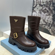 Prada 普拉达 2026秋冬新款游牧风格中筒机车女短靴 P家标志性徽章三角标字母logo五金皮带扣厚 Prada 普拉达 2026秋冬新款游牧风格中筒机车女短靴 P家标志性徽章三角标字母logo五金皮带扣厚