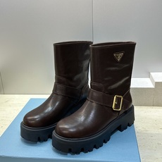 Prada 普拉达 2026秋冬新款游牧风格中筒机车女短靴 P家标志性徽章三角标字母logo五金皮带扣厚 Prada 普拉达 2026秋冬新款游牧风格中筒机车女短靴 P家标志性徽章三角标字母logo五金皮带扣厚