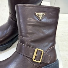 Prada 普拉达 2026秋冬新款游牧风格中筒机车女短靴 P家标志性徽章三角标字母logo五金皮带扣厚 Prada 普拉达 2026秋冬新款游牧风格中筒机车女短靴 P家标志性徽章三角标字母logo五金皮带扣厚