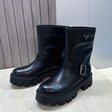 Prada 普拉达 2026秋冬新款游牧风格中筒机车女短靴 P家标志性徽章三角标字母logo五金皮带扣厚 Prada 普拉达 2026秋冬新款游牧风格中筒机车女短靴 P家标志性徽章三角标字母logo五金皮带扣厚