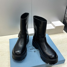 Prada 普拉达 2026秋冬新款游牧风格中筒机车女短靴 P家标志性徽章三角标字母logo五金皮带扣厚 Prada 普拉达 2026秋冬新款游牧风格中筒机车女短靴 P家标志性徽章三角标字母logo五金皮带扣厚