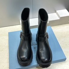Prada 普拉达 2026秋冬新款游牧风格中筒机车女短靴 P家标志性徽章三角标字母logo五金皮带扣厚 Prada 普拉达 2026秋冬新款游牧风格中筒机车女短靴 P家标志性徽章三角标字母logo五金皮带扣厚