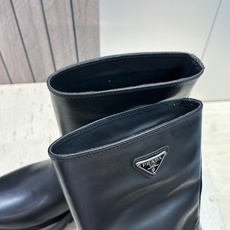 Prada 普拉达 2026秋冬新款游牧风格中筒机车女短靴 P家标志性徽章三角标字母logo五金皮带扣厚 Prada 普拉达 2026秋冬新款游牧风格中筒机车女短靴 P家标志性徽章三角标字母logo五金皮带扣厚