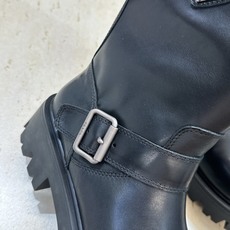 Prada 普拉达 2026秋冬新款游牧风格中筒机车女短靴 P家标志性徽章三角标字母logo五金皮带扣厚 Prada 普拉达 2026秋冬新款游牧风格中筒机车女短靴 P家标志性徽章三角标字母logo五金皮带扣厚