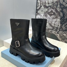 Prada 普拉达 2026秋冬新款游牧风格中筒机车女短靴 P家标志性徽章三角标字母logo五金皮带扣厚 Prada 普拉达 2026秋冬新款游牧风格中筒机车女短靴 P家标志性徽章三角标字母logo五金皮带扣厚