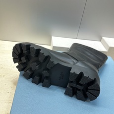 Prada 普拉达 2026秋冬新款游牧风格中筒机车女短靴 P家标志性徽章三角标字母logo五金皮带扣厚 Prada 普拉达 2026秋冬新款游牧风格中筒机车女短靴 P家标志性徽章三角标字母logo五金皮带扣厚