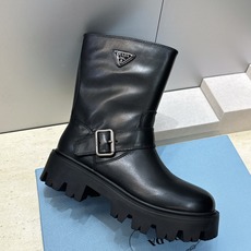 Prada 普拉达 2026秋冬新款游牧风格中筒机车女短靴 P家标志性徽章三角标字母logo五金皮带扣厚 Prada 普拉达 2026秋冬新款游牧风格中筒机车女短靴 P家标志性徽章三角标字母logo五金皮带扣厚