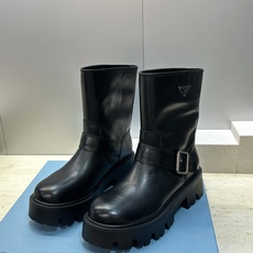 Prada 普拉达 2026秋冬新款游牧风格中筒机车女短靴 P家标志性徽章三角标字母logo五金皮带扣厚 Prada 普拉达 2026秋冬新款游牧风格中筒机车女短靴 P家标志性徽章三角标字母logo五金皮带扣厚