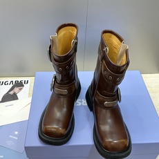 SUGARSU 2026秋冬新款游牧风格中筒机车女短靴 明星同款字母logo五金皮带扣低跟圆头擦色马丁骑 SUGARSU 2026秋冬新款游牧风格中筒机车女短靴 明星同款字母logo五金皮带扣低跟圆头擦色马丁骑