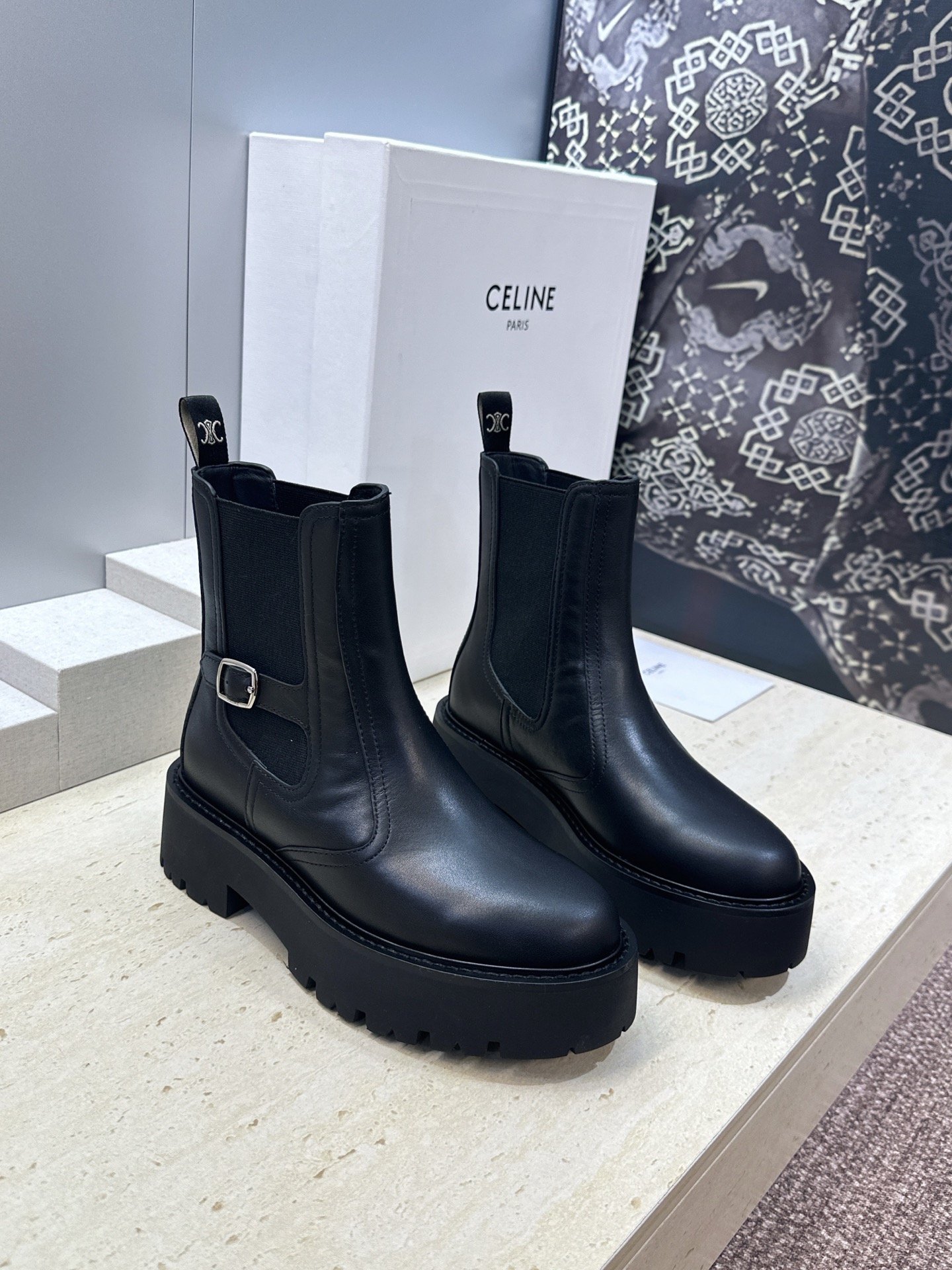 CELINE 2026秋冬新款切尔西机车女短靴 瑟琳字母logo五金扣厚底低跟圆头骑士靴材质:鞋面进口小