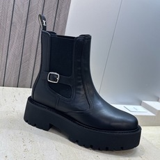 CELINE 2026秋冬新款切尔西机车女短靴 瑟琳字母logo五金扣厚底低跟圆头骑士靴材质:鞋面进口小 CELINE 2026秋冬新款切尔西机车女短靴 瑟琳字母logo五金扣厚底低跟圆头骑士靴材质:鞋面进口小