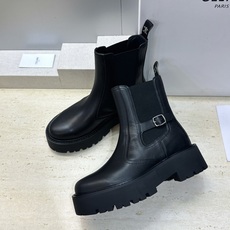 CELINE 2026秋冬新款切尔西机车女短靴 瑟琳字母logo五金扣厚底低跟圆头骑士靴材质:鞋面进口小 CELINE 2026秋冬新款切尔西机车女短靴 瑟琳字母logo五金扣厚底低跟圆头骑士靴材质:鞋面进口小
