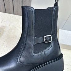 CELINE 2026秋冬新款切尔西机车女短靴 瑟琳字母logo五金扣厚底低跟圆头骑士靴材质:鞋面进口小 CELINE 2026秋冬新款切尔西机车女短靴 瑟琳字母logo五金扣厚底低跟圆头骑士靴材质:鞋面进口小