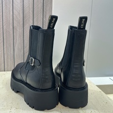 CELINE 2026秋冬新款切尔西机车女短靴 瑟琳字母logo五金扣厚底低跟圆头骑士靴材质:鞋面进口小 CELINE 2026秋冬新款切尔西机车女短靴 瑟琳字母logo五金扣厚底低跟圆头骑士靴材质:鞋面进口小