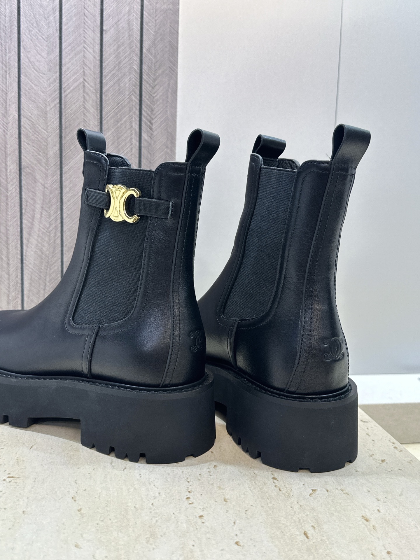 CELINE 2026秋冬新款切尔西机车女短靴 瑟琳字母logo五金扣厚底低跟圆头骑士靴材质:鞋面进口小