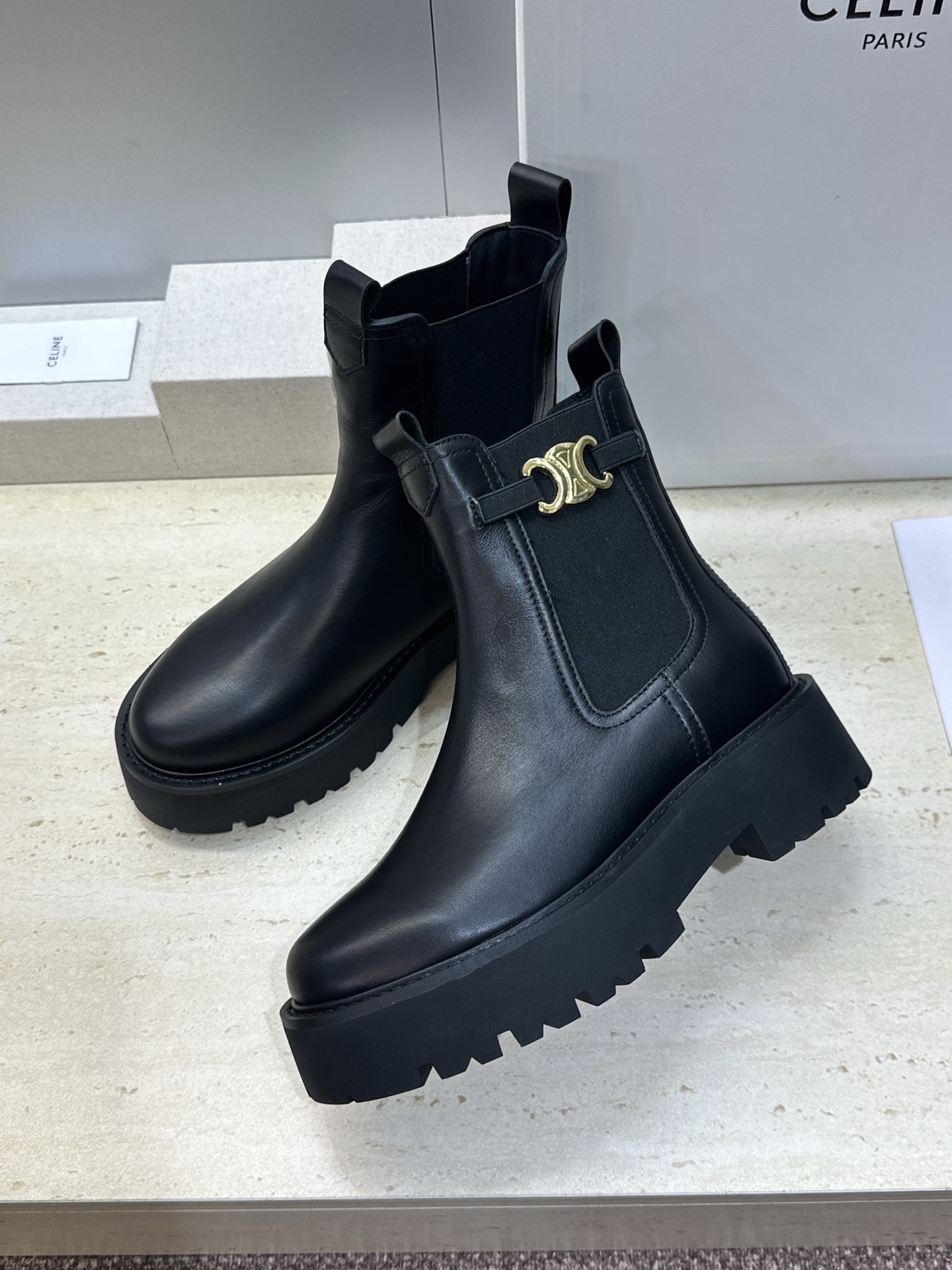 CELINE 2026秋冬新款切尔西机车女短靴 瑟琳字母logo五金扣厚底低跟圆头骑士靴材质:鞋面进口小