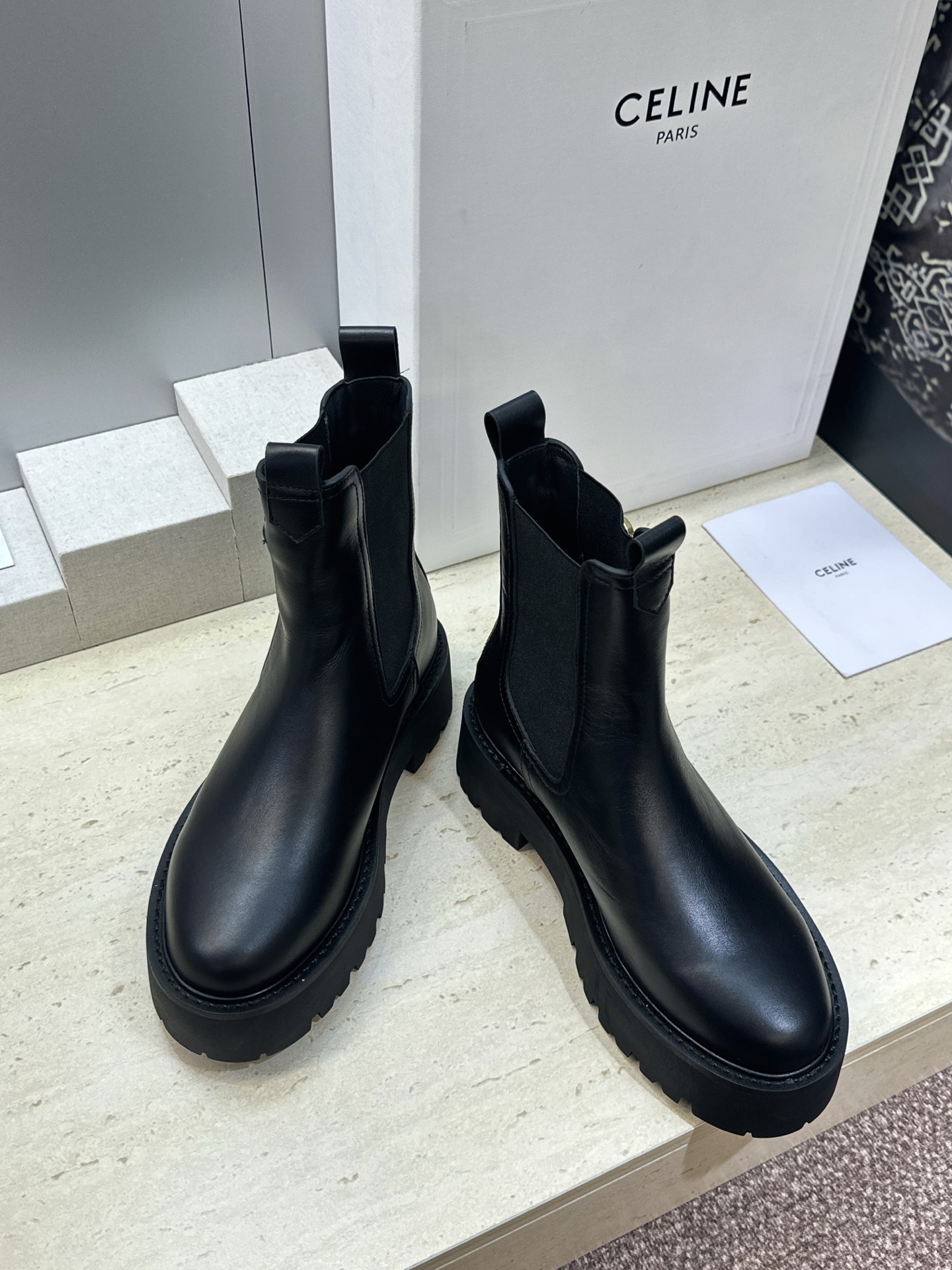 CELINE 2026秋冬新款切尔西机车女短靴 瑟琳字母logo五金扣厚底低跟圆头骑士靴材质:鞋面进口小