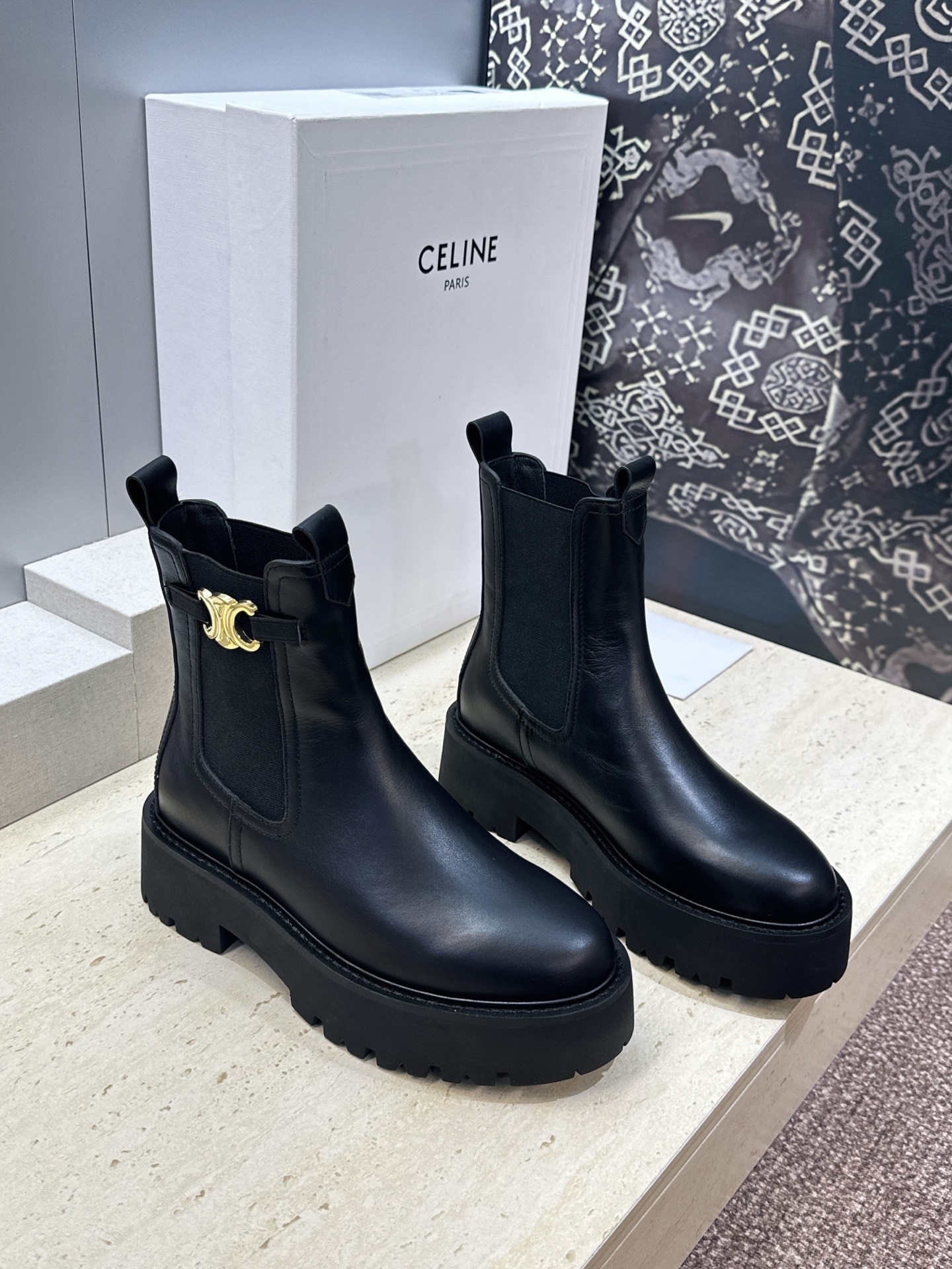 CELINE 2026秋冬新款切尔西机车女短靴 瑟琳字母logo五金扣厚底低跟圆头骑士靴材质:鞋面进口小