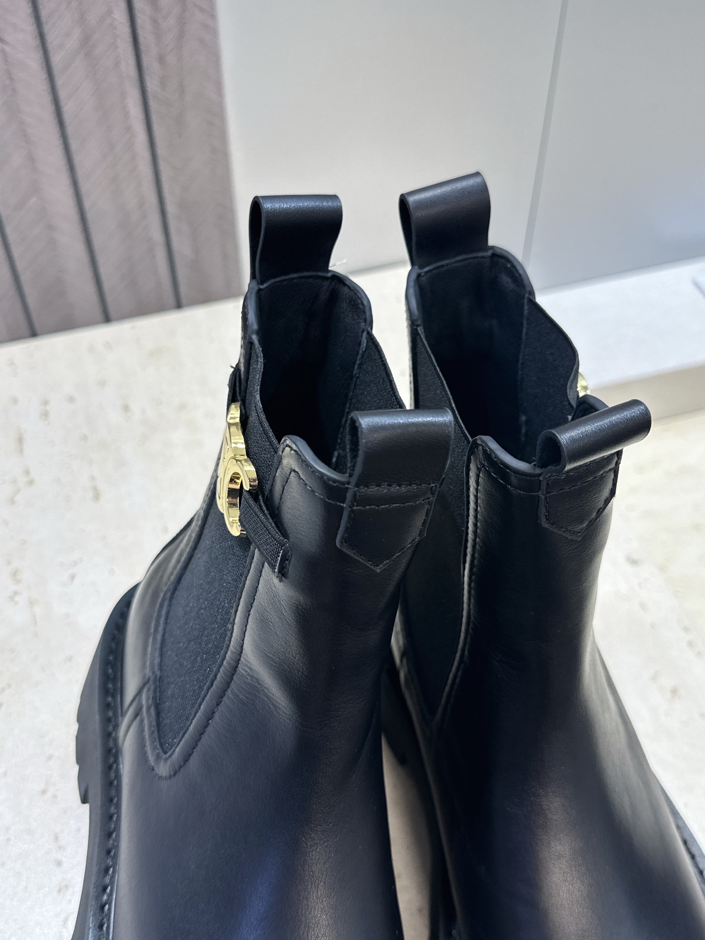 CELINE 2026秋冬新款切尔西机车女短靴 瑟琳字母logo五金扣厚底低跟圆头骑士靴材质:鞋面进口小